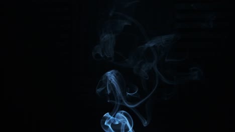 Rauch-Steigt-In-Zeitlupe-Auf-Schwarzem-Hintergrund-Auf