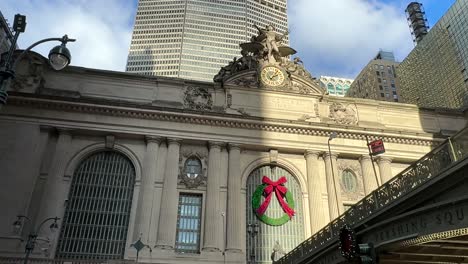 Christmas-wreath-on-Grand-Central-terminal-looking-up-to-towering-sunlit-Metlife-building