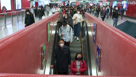 Hunderte-Von-Chinesischen-Pendlern-Fahren-Während-Der-Hauptverkehrszeit-In-Einer-überfüllten-MTR-U-Bahnstation-Auf-Automatisch-Fahrenden-Rolltreppen-In-Hongkong