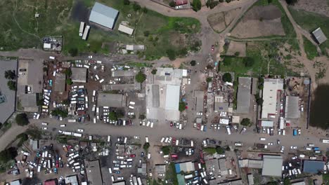 Drohnenvideo-Eines-Geschäftsgebiets-Für-Autoreparaturen-In-Einem-Vorort-Mit-Hoher-Bevölkerungsdichte-In-Bulawayo,-Simbabwe