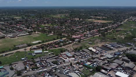 Drohnenvideo-Einer-Vorstadtstadt-Mit-Hoher-Bevölkerungsdichte-In-Bulawayo,-Simbabwe
