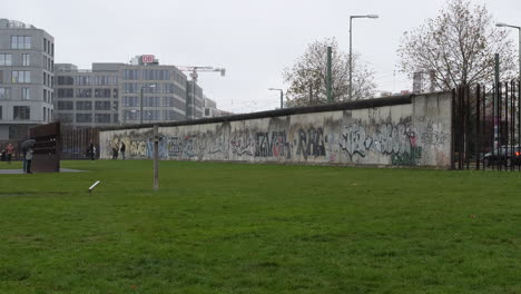 Reste-Der-Berliner-Mauer-An-Der-Gedenkstätte-An-Einem-Bewölkten-Herbsttag-Statisch