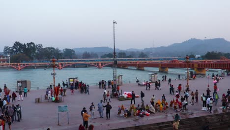 Das-Ganges-Ufer-Mit-Anhängern,-Die-Am-Abend-Aus-Einem-Flachen-Winkel-Gekräht-Sind,-Wurde-Am-15.-März-2022-In-Har-Ki-Pauri-Haridwar-Uttrakhand,-Indien,-Aufgenommen