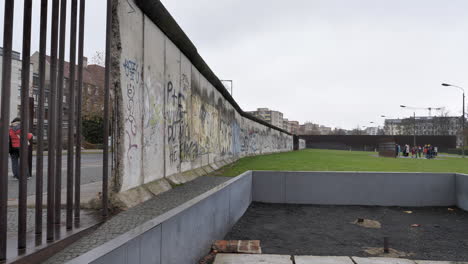 Static-scene-of-part-of-Berlin-Wall,-Berlin-Wall-Memorial,-Germany