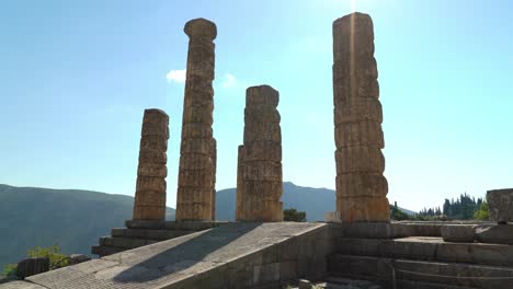 Blauer-Himmel-über-Dem-Apollotempel-In-Der-Archäologischen-Stätte-Delphi