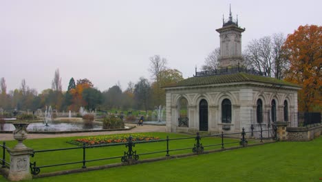 The-Italian-Gardens-With-Picturesque-Fountains-Near-Hyde-Park-In-London,-UK-During-Autumn-Season