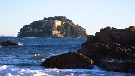 Fort-De-Brégançon,-Residencia-De-Vacaciones-De-Los-Presidentes-Franceses-En-La-Riviera-Francesa,-En-Un-Día-Ventoso