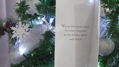Weihnachtskarte-Mit-Nachricht,-Die-Am-Baum-Hängt