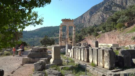 Ruinen-Von-Tholos-Von-Delphi-Mit-Anderen-Alten-Fundamenten-Des-Tempels-Von-Athena-Pronaia-In-Griechenland