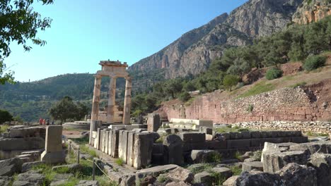 Panoramablick-Auf-Die-Ruinen-Von-Tholos-Von-Delphi-Mit-Anderen-Antiken-Fundamenten-Des-Tempels-Der-Athena-Pronaia-In-Griechenland