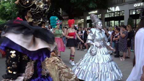 Hermosos-Disfraces-De-Carnaval-Usados-Por-Personas-Que-Caminan-Por-Las-Calles-De-La-Ciudad,-Vestidos-Coloridos