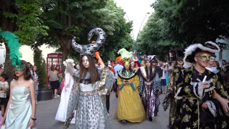 Encantadoras-Mujeres-Y-Hombres-Jóvenes-Con-Disfraces-De-Carnaval,-Sombreros-Y-Desfile-De-La-Ciudad-De-Plumas,-Cámara-Lenta