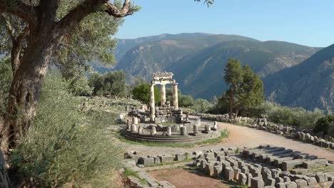 Tholos-Von-Delphi-Ruht-Auf-Einem-Dreistufigen-Podium-Und-Die-Zwanzig-Dorischen-Säulen-Des-äußeren-Peristyls-Stützten-Einen-Dorischen-Triglyphenfries