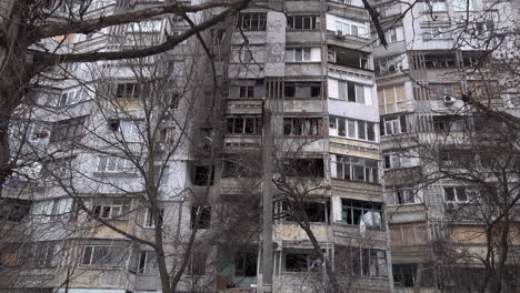 Un-Edificio-Residencial-En-La-Orilla-Este-Del-Río-Dnipro-Se-Encuentra-Gravemente-Dañado-Por-Los-Bombardeos-Tras-La-Retirada-De-Las-Fuerzas-Rusas-Durante-La-Guerra-En-Ucrania