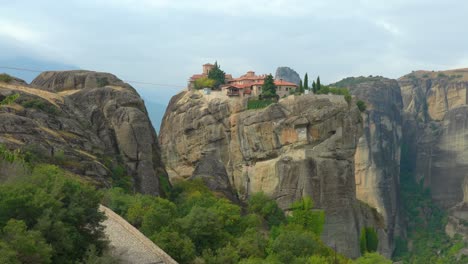Panoramic-View-of-Holy-Trinity-Monastery-in-Meteora-rock-formation-in-Greece