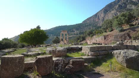 Kalksteinruinen-Von-Tholos-Von-Delphi-Mit-Anderen-Alten-Fundamenten-Des-Tempels-Von-Athena-Pronaia-In-Griechenland
