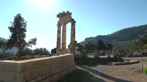 Tholos-Von-Delphi-Ist-Ein-Kreisförmiges-Gebäude-Und-Ist-Der-Erste-Sichtbare-Teil-Des-Heiligtums,-Den-Ein-Besucher-Sieht,-Bevor-Ein-Besucher-Den-Apollo-tempel-Erreicht-Und-Daher-Den-Namen-Pronaia-Erhält