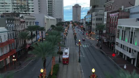 Berühmtes-Rotes-Straßenauto-In-Der-Innenstadt-Von-New-Orleans