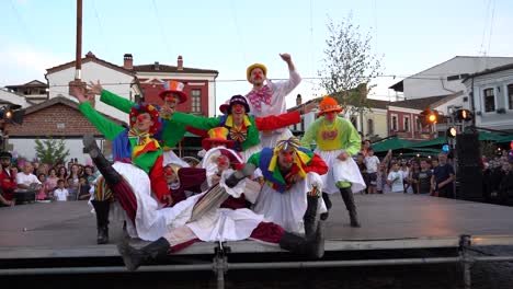 Payasos-De-Circo-Con-Trajes-Coloridos-Y-Nariz-De-Bola-Roja-Actuando-El-Día-Del-Carnaval