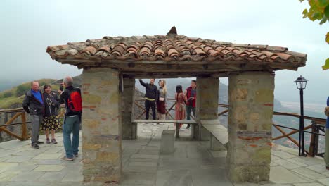 Casa-De-Piedra-Hecha-En-La-Plaza-Del-Santo-Monasterio-De-Gran-Meteorito-En-La-Formación-Rocosa-De-Meteora-En-Grecia