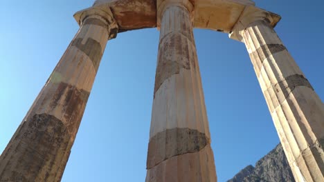 Columnas-De-Tholos-De-Delphi-En-Un-Día-Soleado-En-Grecia