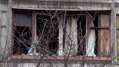 Ein-Fenster-In-Einem-Wohnhaus-Am-östlichen-Flussufer-Des-Dnjepr-Ist-Durch-Den-Beschuss-Nach-Dem-Rückzug-Der-Russischen-Truppen-Während-Des-Ukrainekriegs-Schwer-Beschädigt