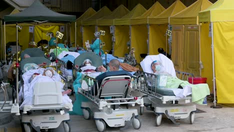 Los-Pacientes-Con-Síntomas-De-Covid-19-Descansan-Mientras-Yacen-En-Camas-Fuera-De-Un-Hospital-Abarrotado-Mientras-El-Sistema-Médico-Colapsa-Con-Las-Hospitalizaciones
