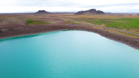 Un-Lago-En-Islandia-Disparado-Por-Un-Dron