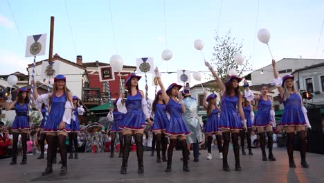 Schöne-Mädchen,-Die-Bunte-Karnevalskostüm-straßenparade-In-Der-Stadt-Tragen