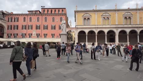 Touristen-Besuchen-Den-Berühmten-Platz-Piazza-Dei-Lordi-Der-Italienischen-Stadt-Verona-Mit-Der-Statue-Von-Dante-Alighieri-In-Der-Mitte