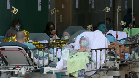 Chinesische-Patienten-Mit-Covid-19-Symptomen-Liegen-Auf-Betten-Außerhalb-Eines-überforderten-Und-überfüllten-Krankenhauses,-Während-Das-Medizinische-System-Mit-Krankenhauseinweisungen-Zusammenbricht