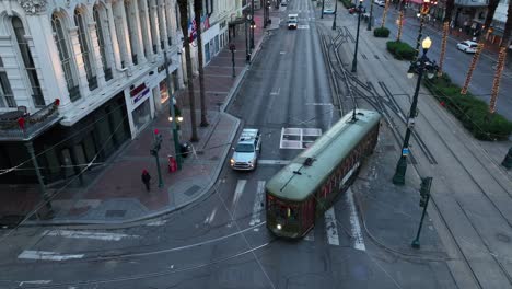 Historische-Grüne-Straßenbahn-In-New-Orleans-Biegt-Hinter-Rubensteins-Mens-Store-Um-Die-Ecke-Ab