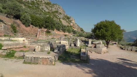 Ruinen-Von-Tholos-Von-Delphi-Mit-Anderen-Alten-Fundamenten-Des-Tempels-Von-Athena-Pronaia