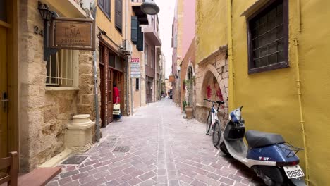 narrow-streets-of-old-town-Chania,-Crete