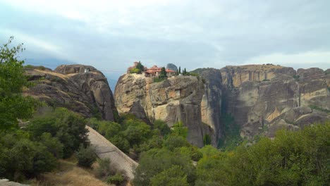 Kloster-Der-Heiligen-Dreifaltigkeit-In-Meteora-Felsformation-In-Griechenland