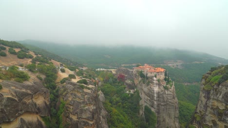 Panoramic-View-of-Holy-Monastery-of-Varlaam-in-Meteora-rock-formation-in-Greece