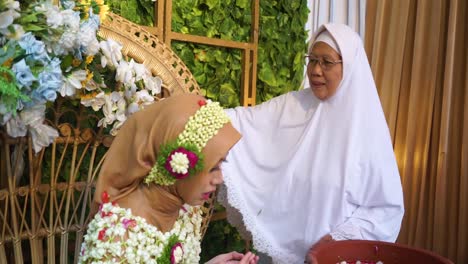 La-Ceremonia-Siraman-Es-Una-Procesión-De-Una-Serie-De-Bodas-Tradicionales-Javanesas