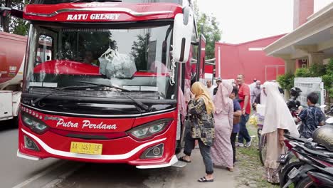 Transport-,-Tourismus-,-Roadtrip--Und-Personenkonzept---Gruppe-Glücklicher-Passagiere,-Die-In-Westjava,-Indonesien,-In-Den-Reisebus-Einsteigen