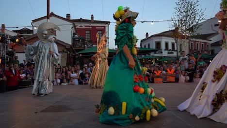 Hermosos-Disfraces-De-Carnaval-En-Un-Día-Festivo-Actuando-En-El-Escenario-Frente-A-La-Multitud