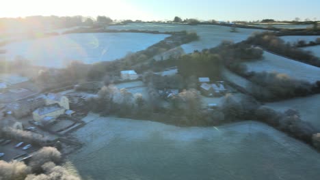 Früher-Wintermorgen-Mit-Frost-über-Ackerlandhügeln-Im-Ländlichen-Irland-Und-Sonne-Tief-Am-Himmel