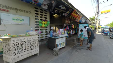 Zu-Fuß-Entlang-Der-Strandstraße-Und-Dem-Strand-In-Cha-Am-Thailand