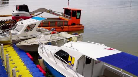 Am-Pier-Geparkte-Schnellboote