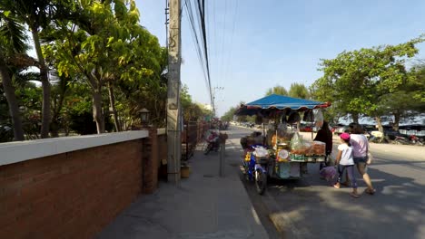 Zu-Fuß-Entlang-Der-Strandstraße-Und-Dem-Strand-In-Cha-Am-Thailand