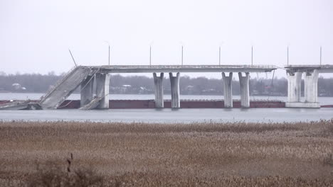 Die-Antonovskiy-Brücke-Liegt-In-Trümmern,-Nachdem-Die-Russischen-Streitkräfte-Sie-Nach-Ihrem-Rückzug-An-Das-Ostufer-Des-Flusses-Dnipro-Zerstört-Hatten