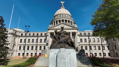 Unsere-Mutterstatue-Auf-Dem-Gelände-Des-Mississippi-State-Capitol-Building-Und-Des-Geländes-In-Jackson-Ms