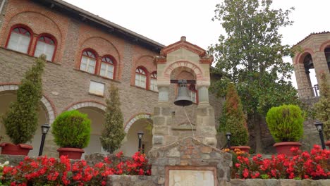 Edificio-Antiguo-Con-Campana-Y-Jardines-Del-Santo-Monasterio-De-Gran-Meteorito-En-La-Formación-Rocosa-De-Meteora-En-Grecia