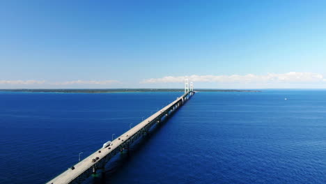 Luftaufnahmen-Der-Mackinac-Brücke-Und-Des-Blauen-Wassers-Des-Lake-Michigan-Und-Des-Lake-Huron