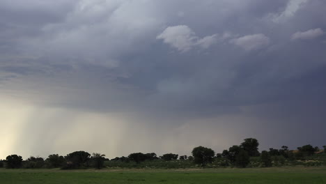 Ein-Gebäude-Regen-Und-Sturm-In-Den-Heißen-Sommermonaten-In-Der-Kalahari-Wüste-In-Südafrika