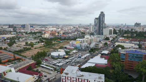 Descripción-General-De-La-Ciudad-De-Pattaya-En-Un-Día-Nublado-Con-Tráfico-Y-Arquitectura
