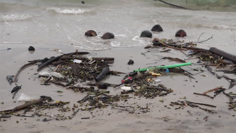 Sehr-Verschmutzter-Und-Schmutziger-Strand-Voller-Plastik-Und-Trümmer-Auf-Dem-Sand-Und-Im-Wasser-Entlang-Der-Küste
